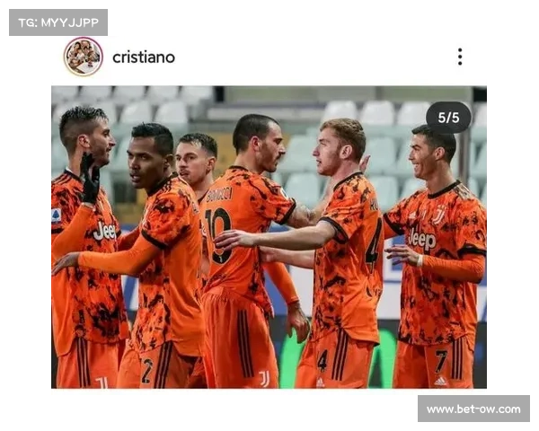 莱万点射后拥抱年轻队友,展现老将领袖风范 莱万点射后拥抱年轻队友,展现老将领袖风范