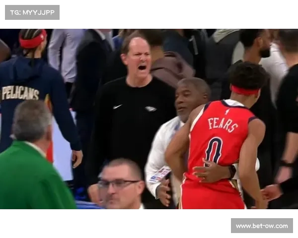 雷霆鹈鹕冲突瞬间:多尔特与菲尔斯赛后扭打,替补席涌入混乱 雷霆鹈鹕冲突瞬间:多尔特与菲尔斯赛后扭打,替补席涌入混乱