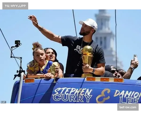 暖心一幕：场边小球迷举牌庆祝生日，骑士队米切尔暂停时上前赠送球鞋